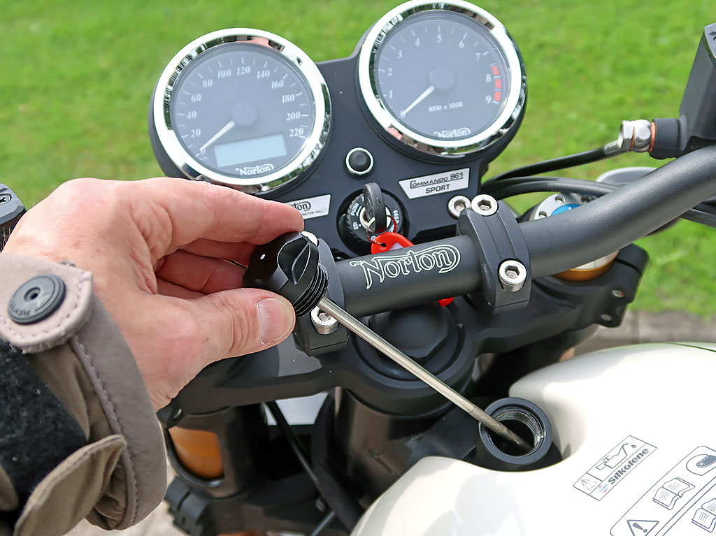 Klassisches Cockpit + Trockensumpfschmierung