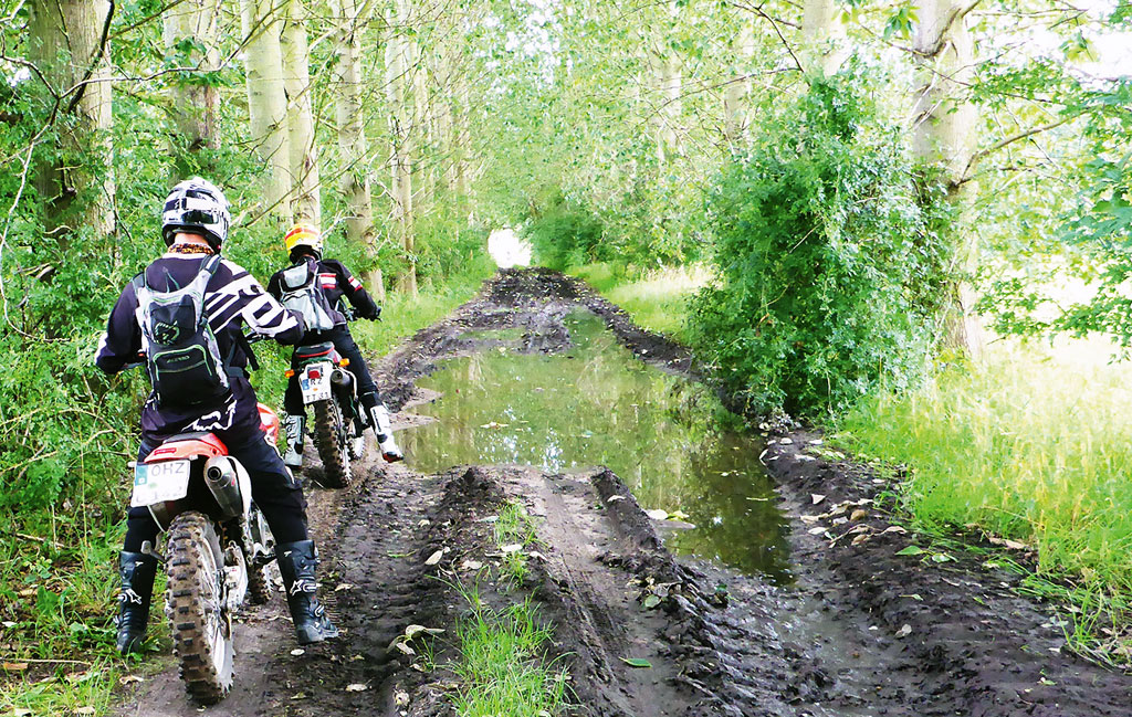 Pfützen nach Regen - Endurotour Mecklenburg Vorpommern