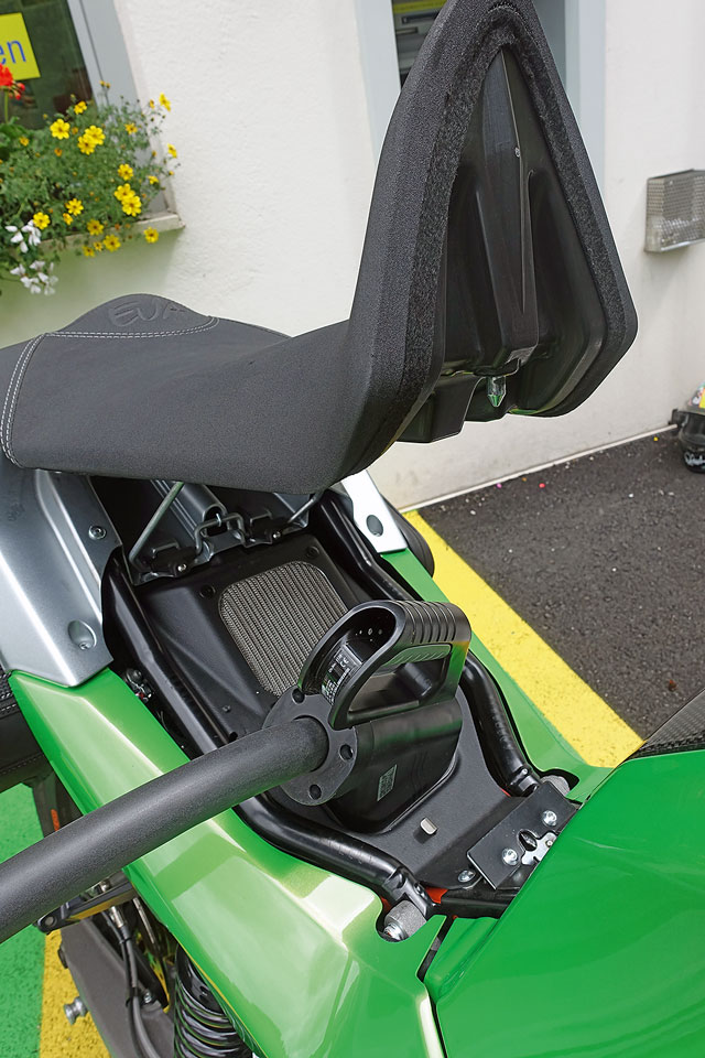 Ladeanschluss und Lüfter für das eingebaute Ladegerät. Energica Eva Modell 2017