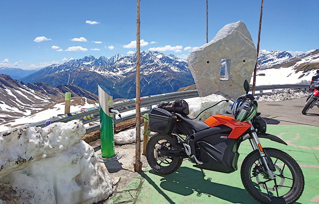 Ladestation mit Aussicht - Mit der Zero SR nach Kroatien Ladestation mit Aussicht - Mit der Zero SR nach Kroatien