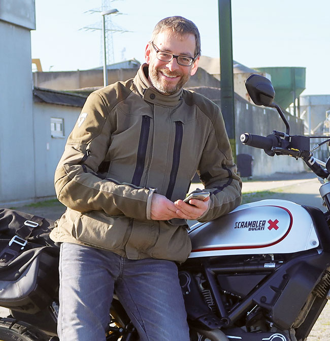 Motorrad und iPhone - Revit Urban Sand