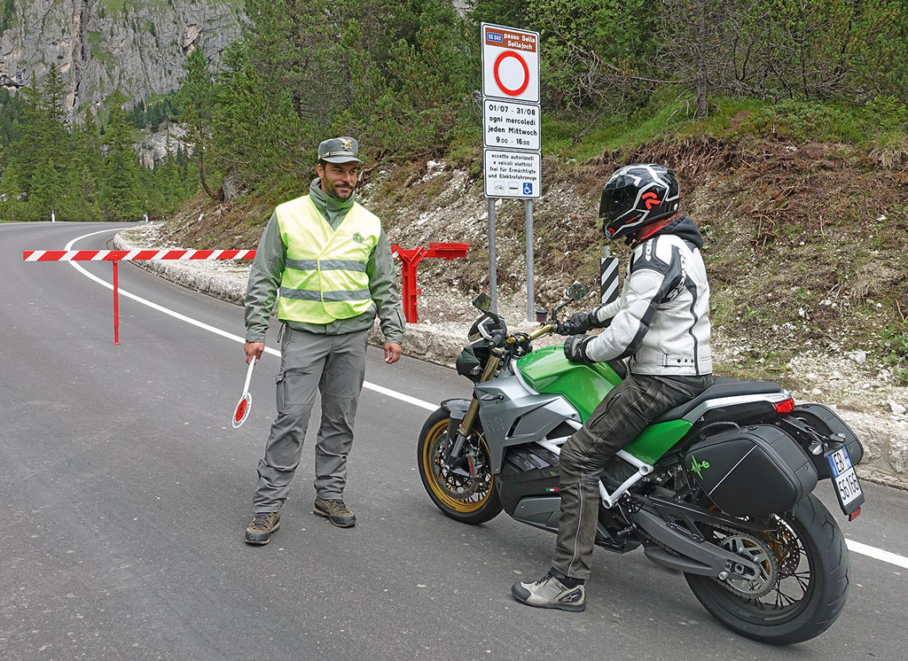 Freie Fahrt für Eva am Sellajoch. Foto: Ulf Böhringer