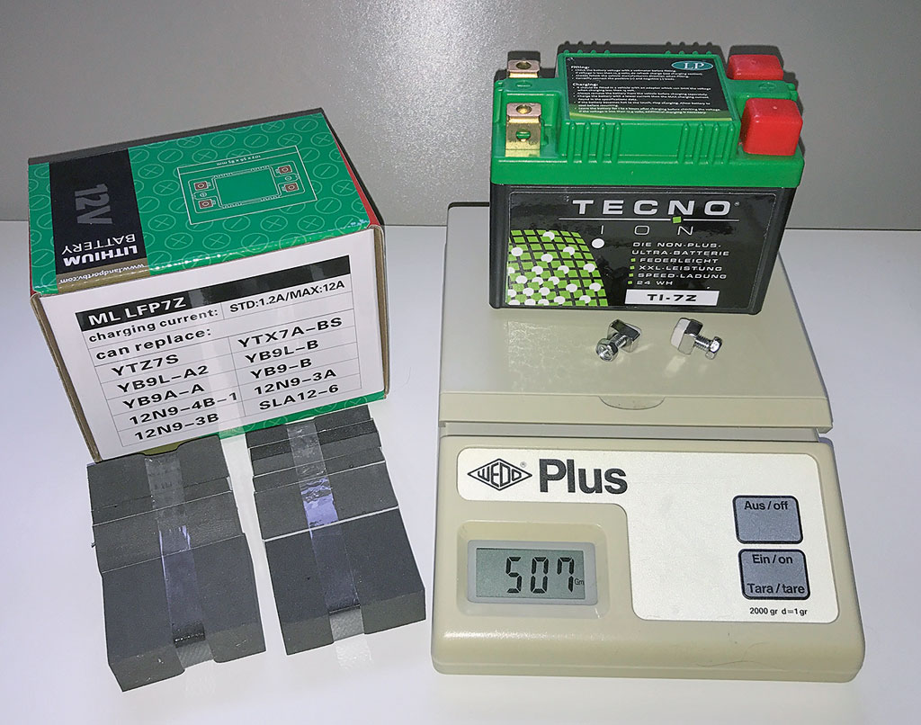 Tecno Ion Akku auf der Waage