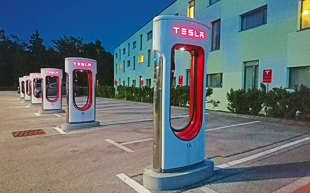 Ein Traum: Tesla Ladesäulen - Mit der Zero SR nach Kroatien