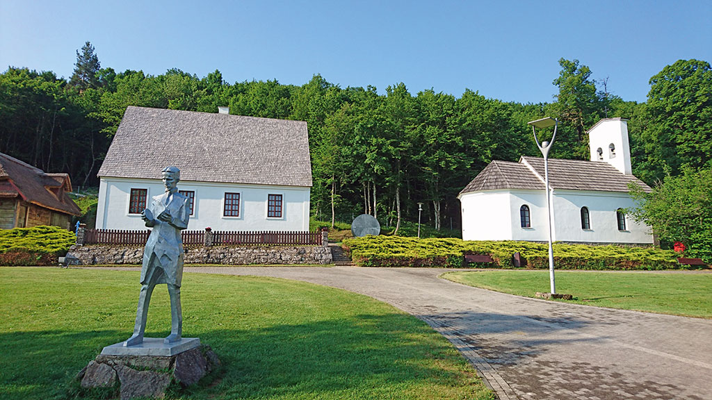 Am Tesla Memorial Center - Mit der Zero SR nach Kroatien