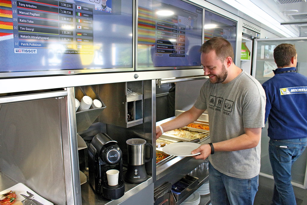 Das Geschehen immer im Blick - auch im Aufenthaltsbereich zeigen 3 Monitore was auf der Strecke gerade passiert.