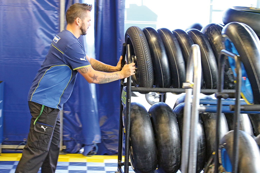 Jeder Fahrer bekommt pro Wochenende 10 Vorder- und 12 Hinterreifen sowie bis zu 11 Regenreifen