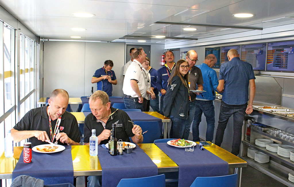 Der Michelin Hospitality-Truck erhebt sich aufgebaut über 3 Etagen. Im ersten Stock befinden sich Küche und Teambereich ganz oben die Besprechungsräume