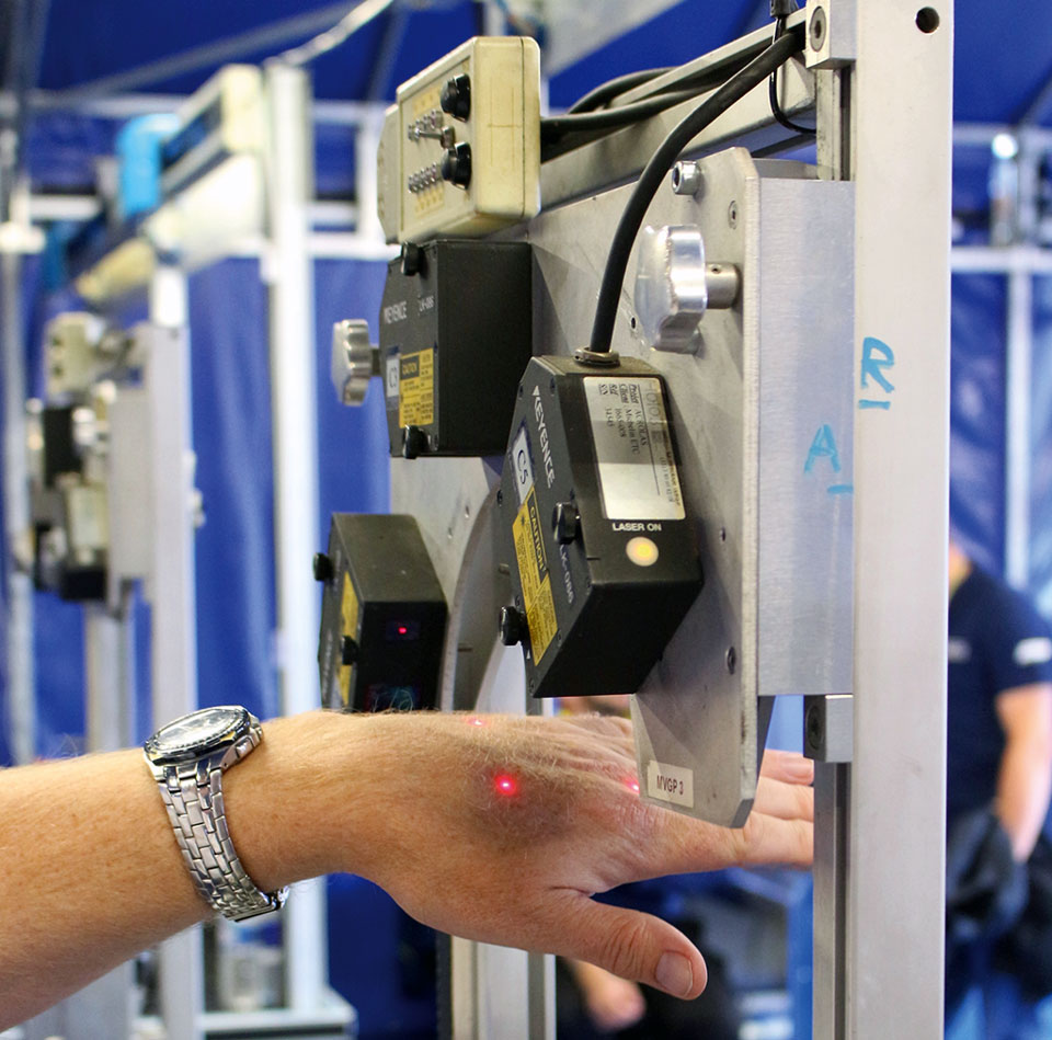 Lasergenau beim Auswuchten der Reifen verlassen sich die Michelin Techniker nicht nur auf Gefühl und Gewichte sondern prüfen die Reifen per Laser