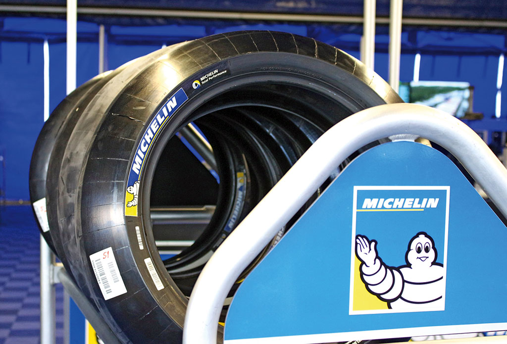 Schwarz rund Loch in der Mitte - auf den ersten Blick sehen die MotoGP-Reifen aus wie normale Slicks werden aber behandelt wie rohe Eier