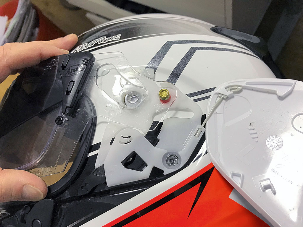 Das Visier lässt sich mit wenigen Handgriffen einfach und ohne Werkzeug austauschen oder zum Reinigen entfernen.