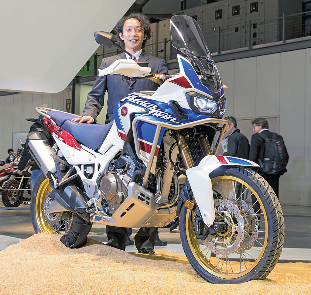 Projektleiter Kenji Morita mit der schicken Tricolor-Variante der Africa Twin