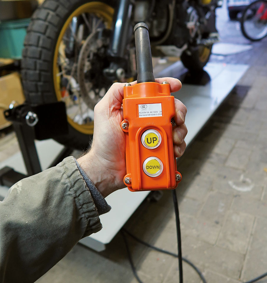 Bequem: Elektrische Hebebühne