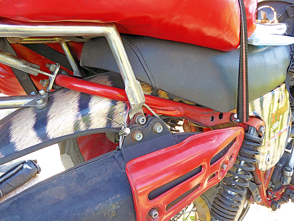 Provisorische Auspuffhalterung, 2016 in Lettland