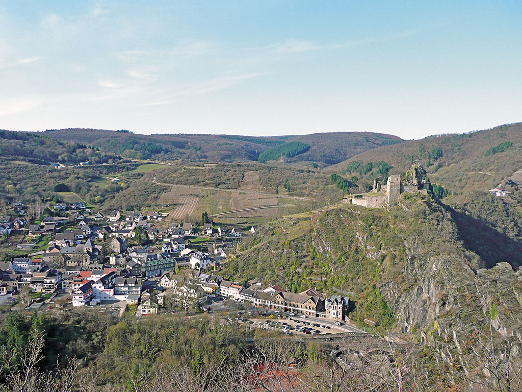 Altenahr mit der Burg Are, der Ruine einer Höhenburg