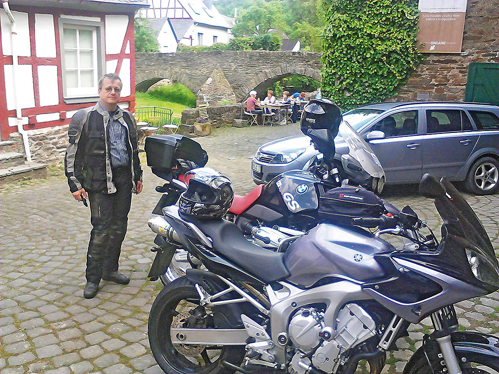 Pause im mittelalterlichen Monreal - Eifel-Maare-Tour