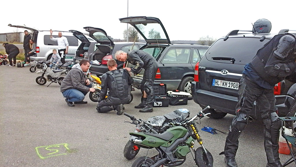 Achtung Fahrerlager, Achtung Fahrerlager...