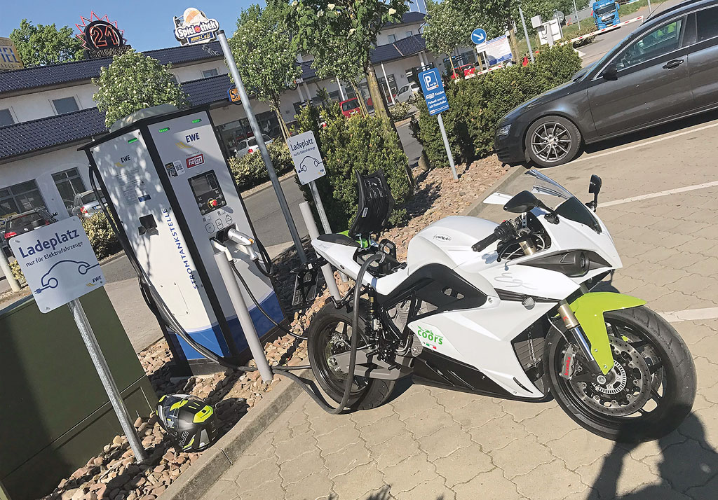 Energica Ego an einem CCS DC-Schnelllader