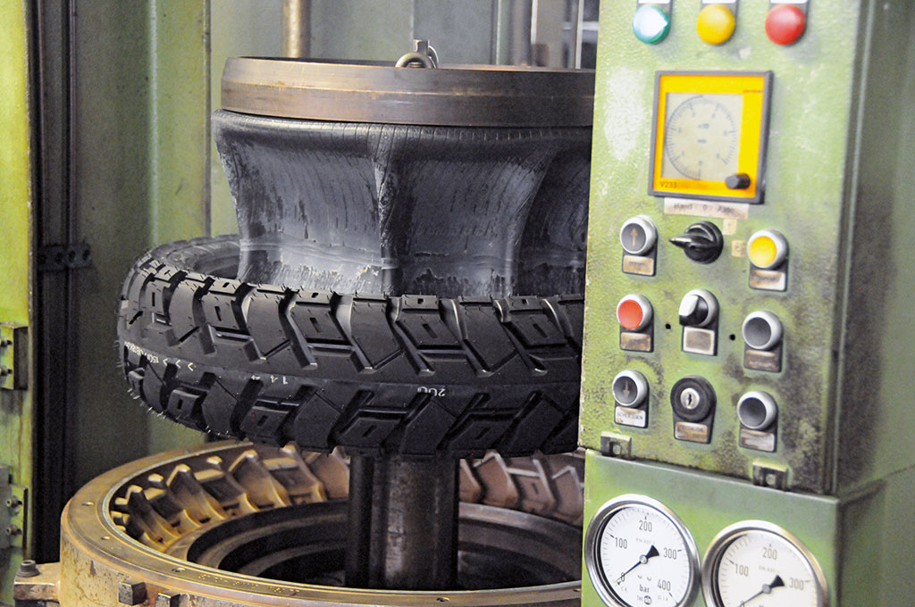 HEIDENAU K60 - Lauffläche und Karkasse werden verbunden 