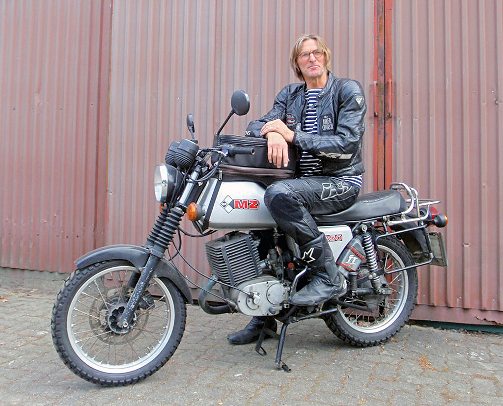 Pastor Holger Janke mit seiner MZ ETZ 250