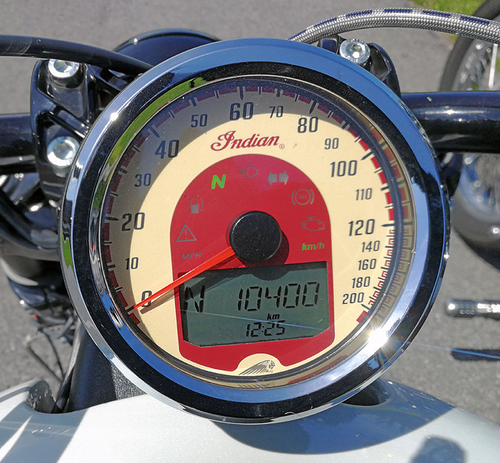 Schicker Tacho an der Indian Scout Sixty