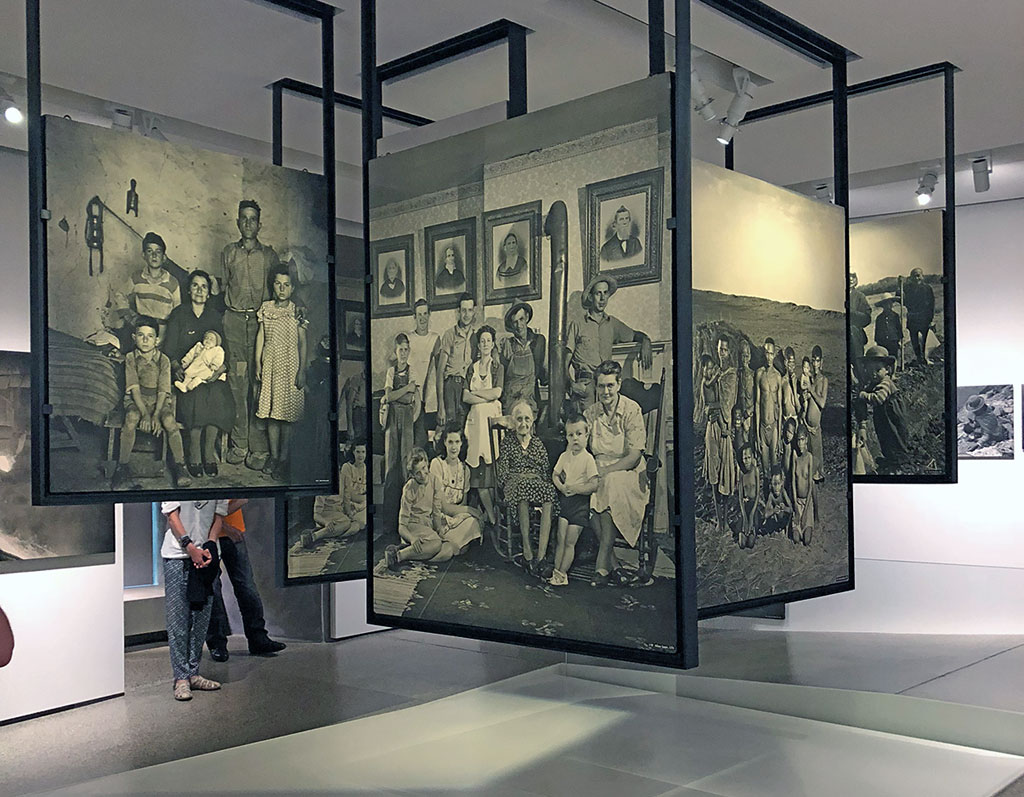 Luxemburg-Motorradtour - Ausstellung "The Family of Man"