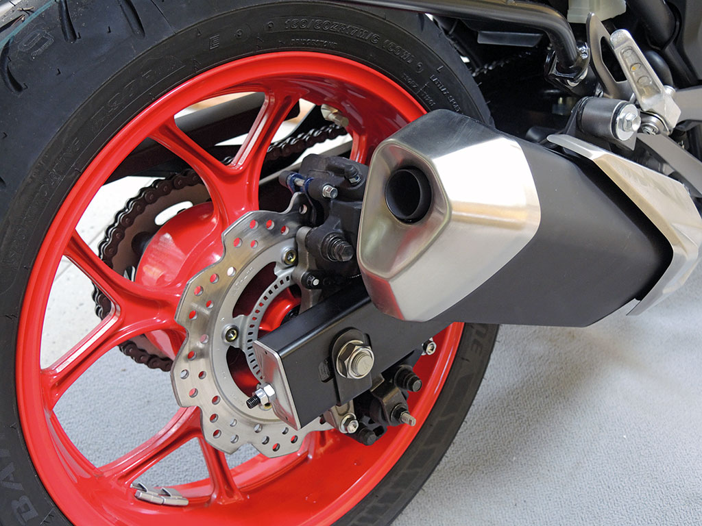 Mechanische Feststellbremse unter der Schwinge, Honda NC 750 S DCT, Modell 2017