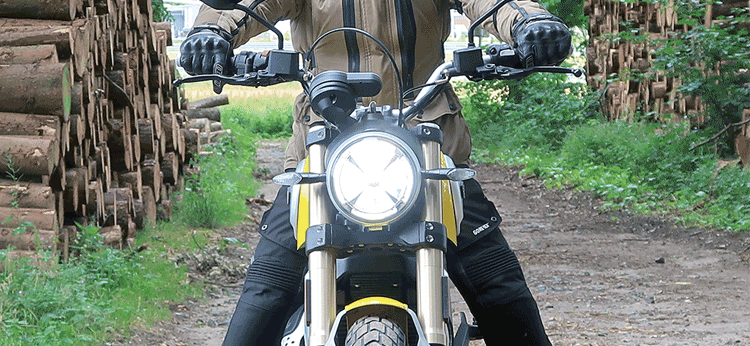 Abblendlicht vs. LED-Tagfahrlicht - Ducati Scrambler 1100 Sport, Modell 2018