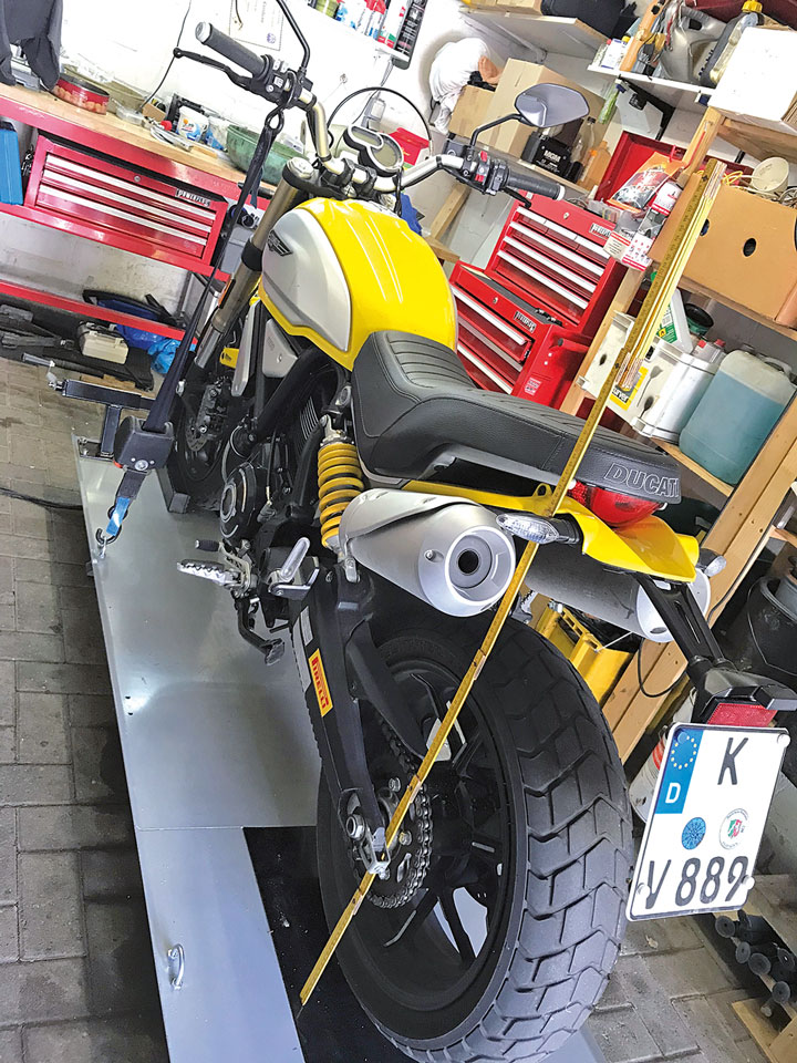 Negativ-Federweg einstellen an der Ducati Scrambler 1100 Sport