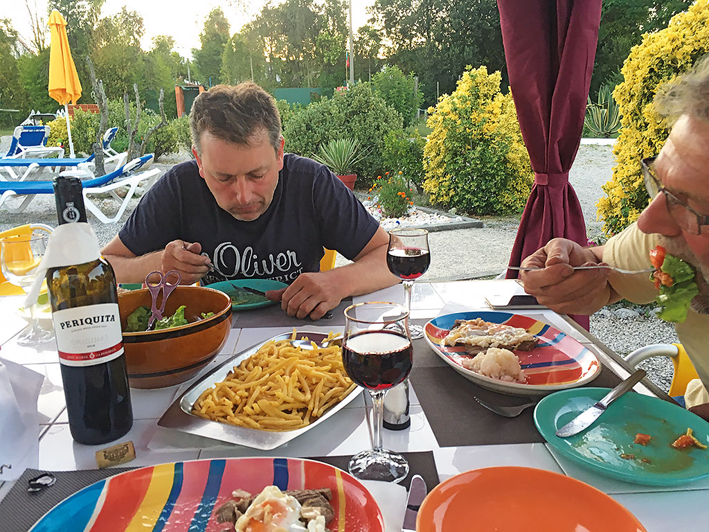 Gutes Essen gibt Kraft - Mit 50 ccm nach Gibraltar und zurück 