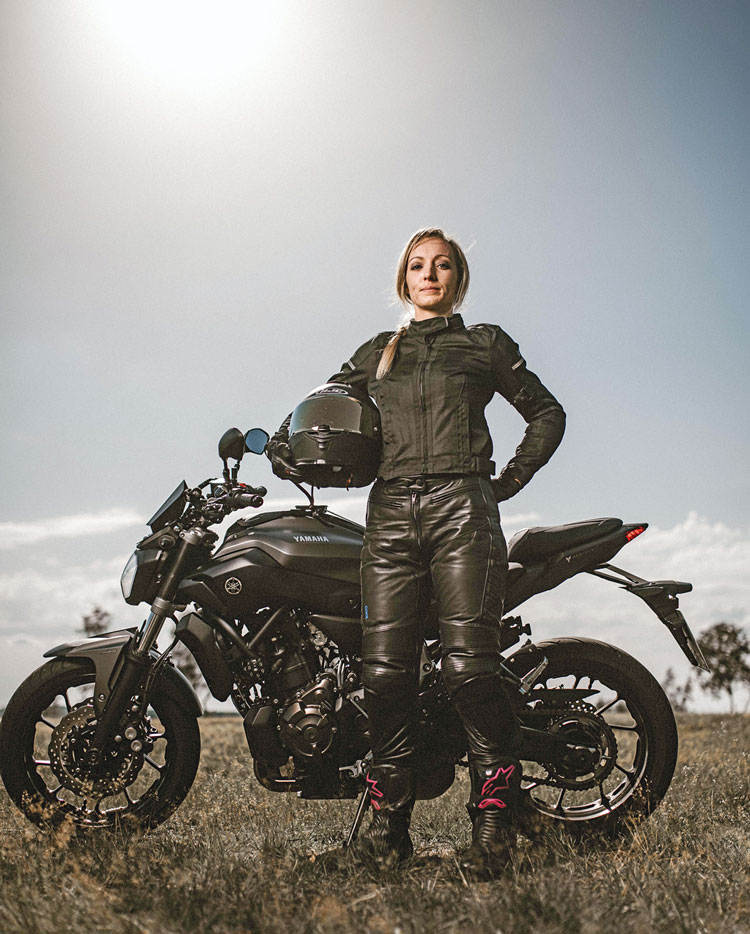 Motorradmieze Marie mit ihrer Yamaha MT07, Foto: Fokke Hassel