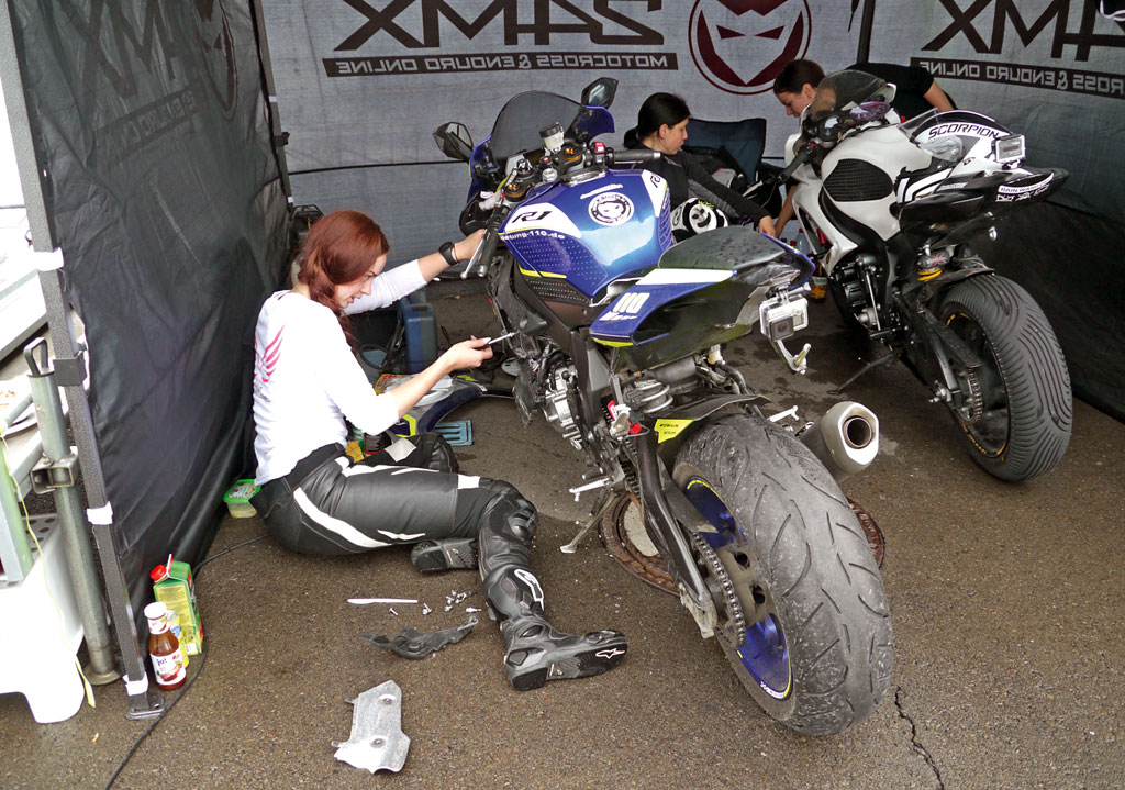 Pit im Kies, die Mädels machen die R1 wieder fit