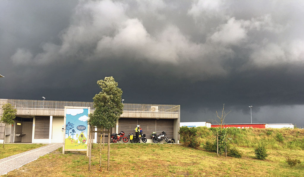 Regen zieht auf - Mit 50 ccm nach Gibraltar und zurück 