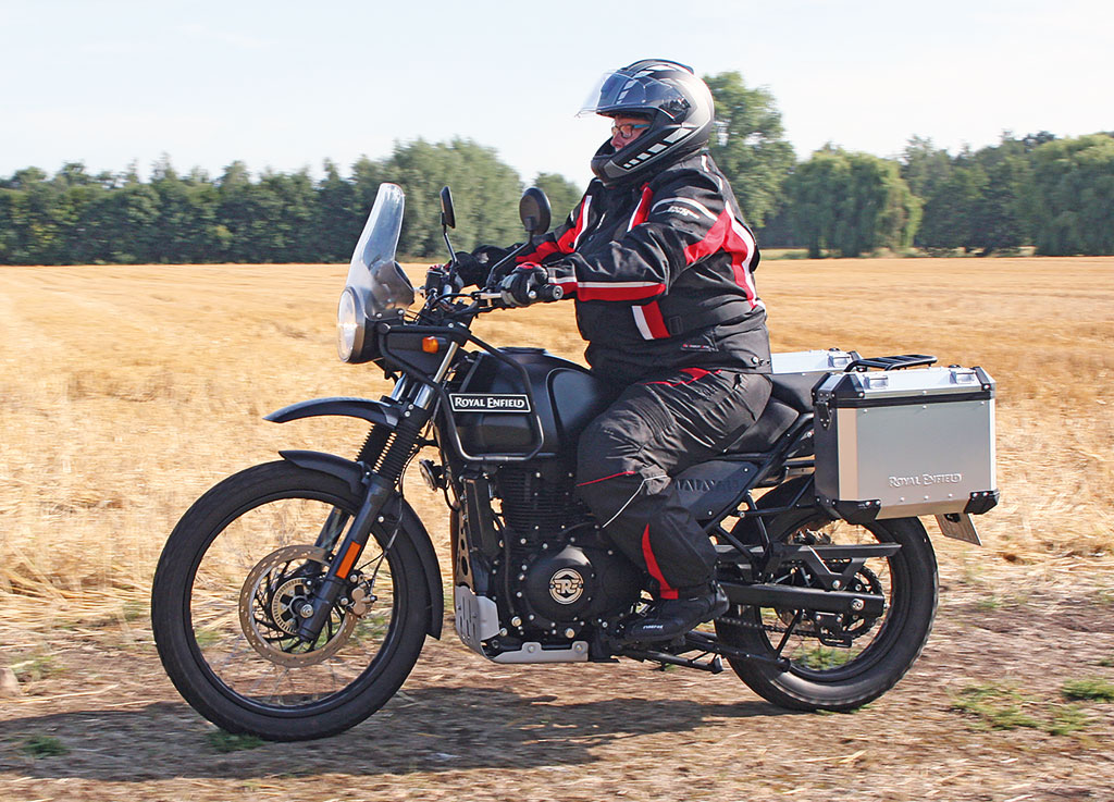 Links in Fahrt - Royal Enfield Himalayan, Modell 2018