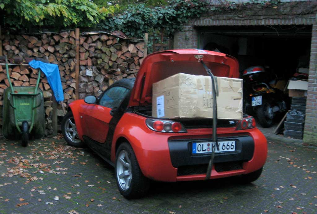 Smart Roadster mit Päckchen im Kofferraum Smart Roadster mit Päckchen im Kofferraum