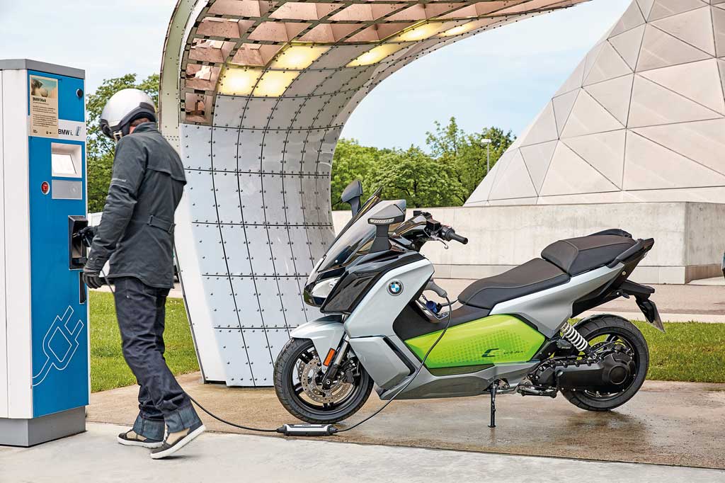 BMW C evolution an der Ladesäule