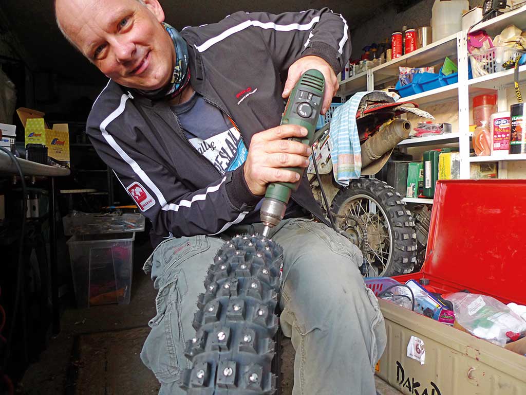 Eisreise - Reisevorbereitung: Spikes einschrauben