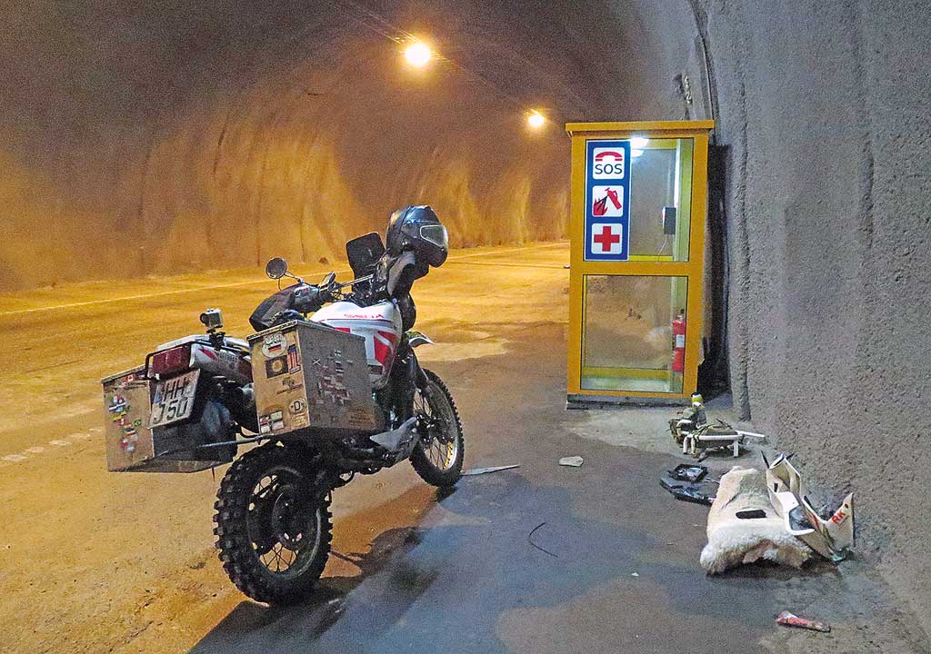 Eisreise - Reparatur im 5 Grad "warmen" Tunnel