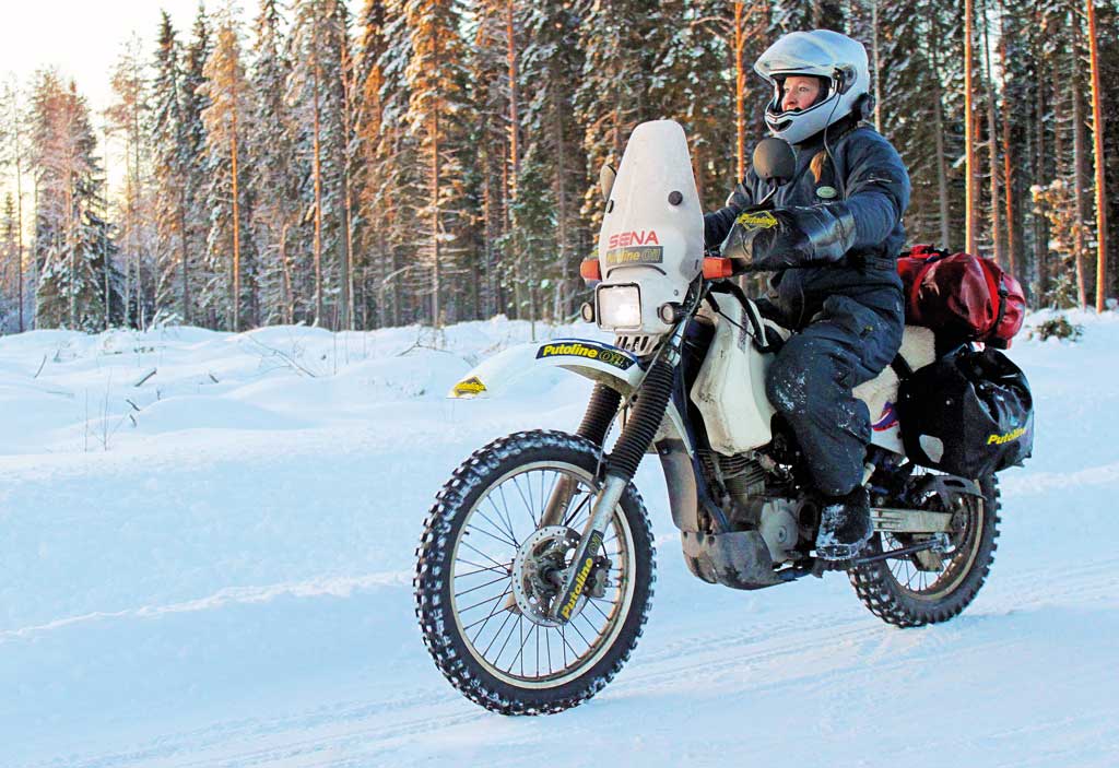 Eisreise - Motorradfahren fahren auf Eis und Schnee