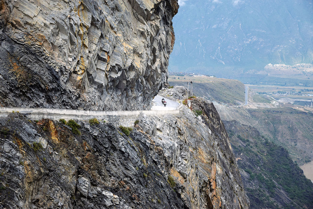 Einfahrt in die Tigersprungschlucht - Motorrad-Gruppenreise Yunann, China