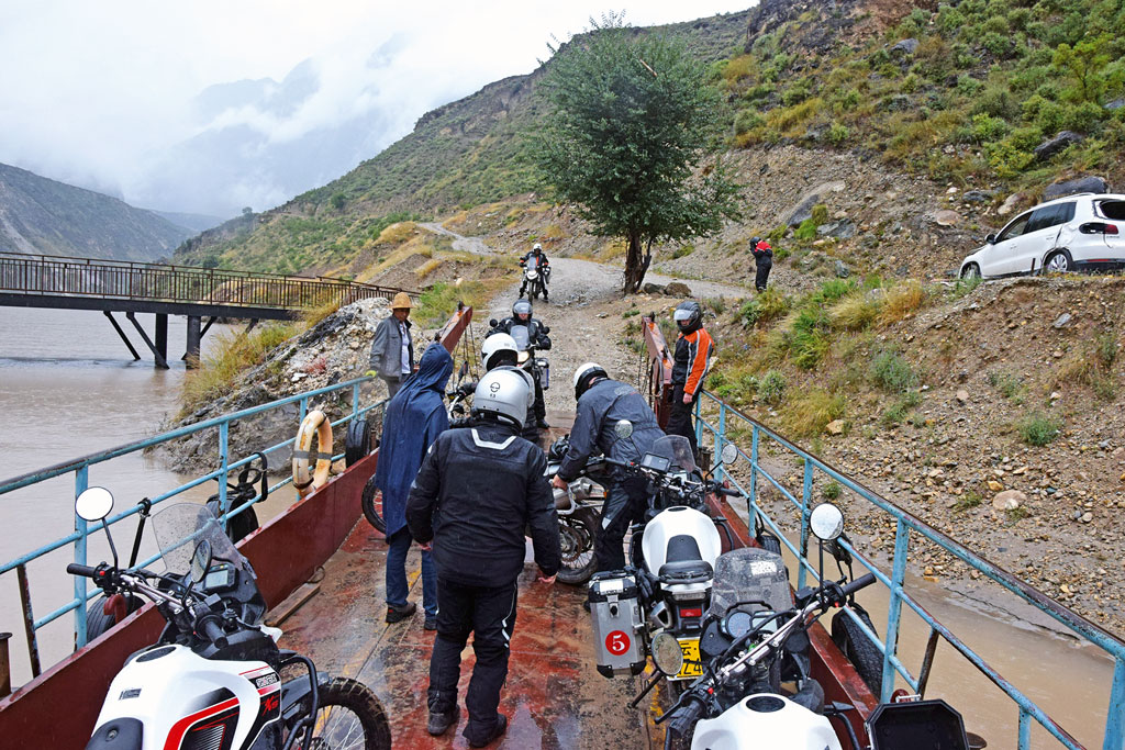 Fähre am Jangtse - Motorrad-Gruppenreise Yunann, China
