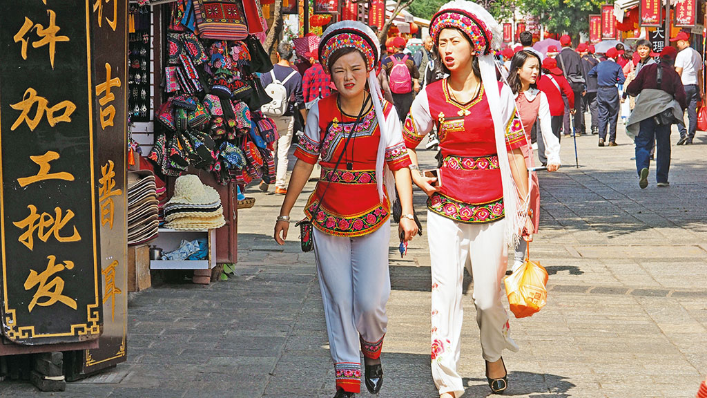 Frauen in traditionellen Gewändern in Dali - Motorrad-Gruppenreise Yunann, China