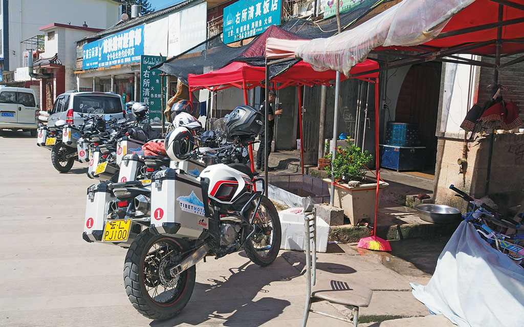 Mittagsstopp an der Tea-Horse-Road - Motorrad-Gruppenreise Yunann, China