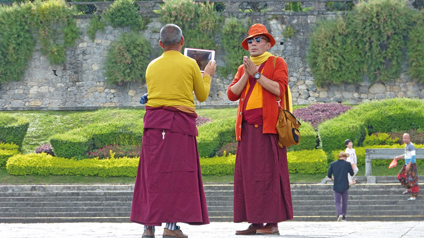 Auch buddhistische Mönche gehen mit der Zeit