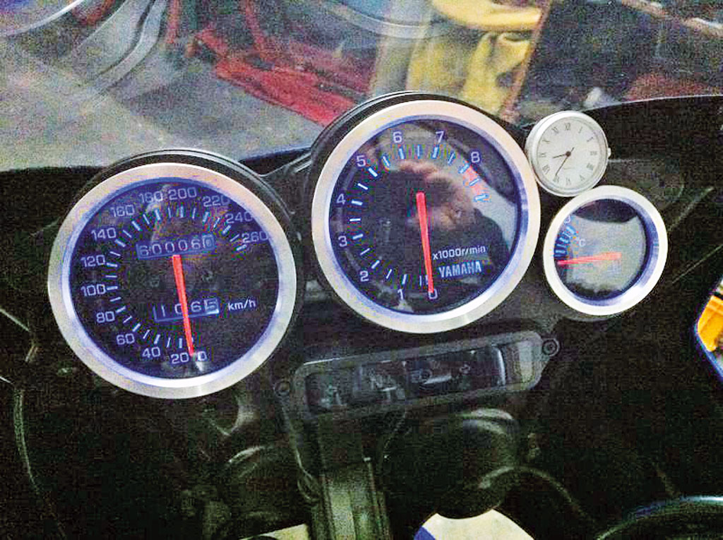 Klassisches Cockpit der Yamaha TRX 850