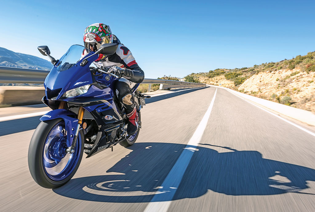 Yamaha YZF-R3 Modell 2019 auf der Landstraße