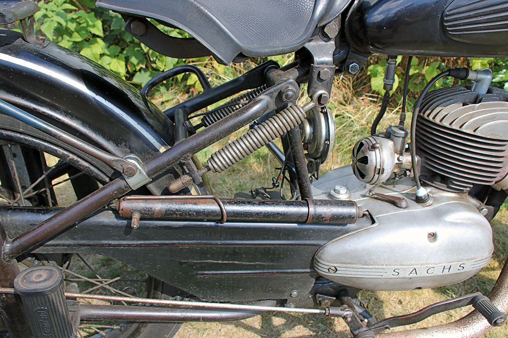 Luftpumpe auf dem Kettenschutz, Panther KS 150, Bj. 1952