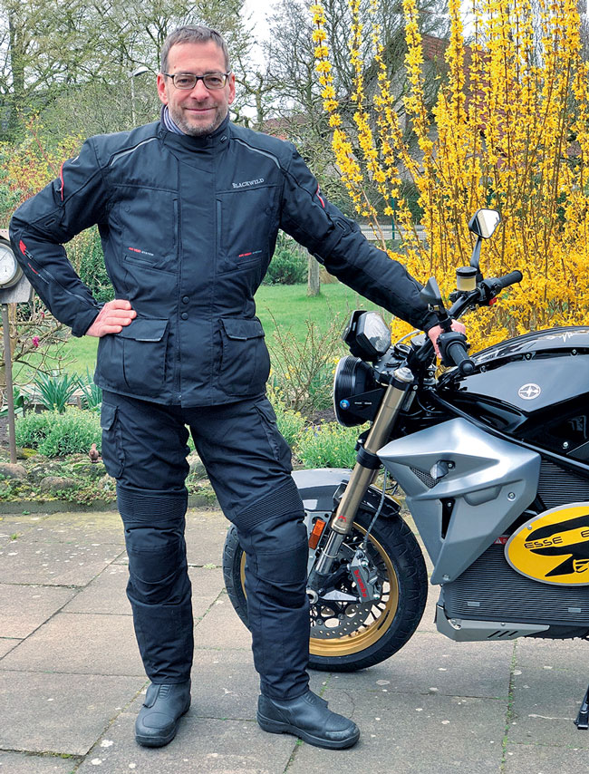Marcus mit Energica EsseEsse9 und Blackwild Kombi
