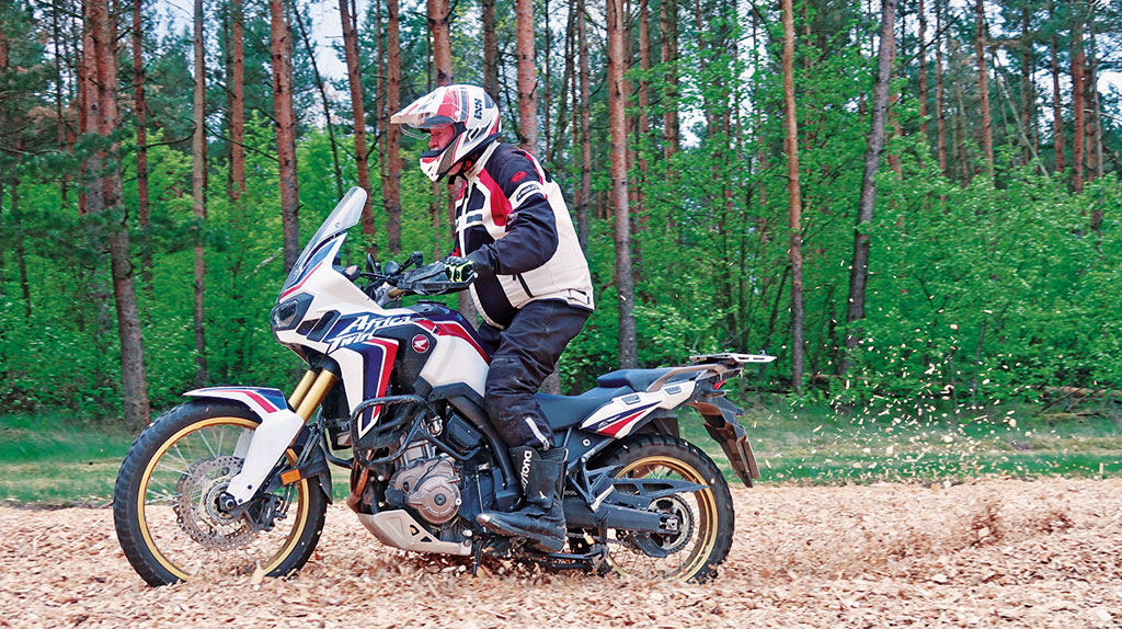 Reiseenduro-Training in der DRIVING AREA - Gaaaas im Hackschnitzelfeld