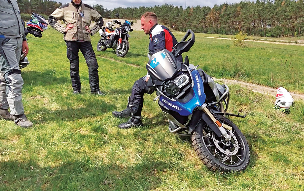 Reiseenduro-Training in der DRIVING AREA - Motorrad aufheben Variante 1
